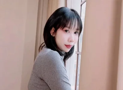 Cô nàng lồn múp xinh tươi đến thuê nhà và làm tình với chủ