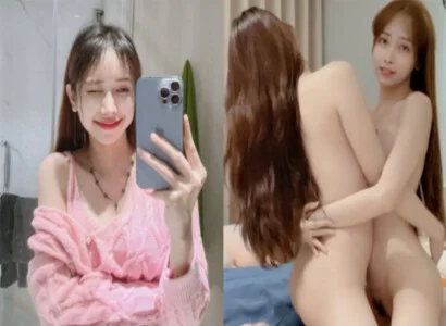 Lâm Thái Vy với cô bạn thân của mình móc bím trong suốt buổi phát trực tiếp